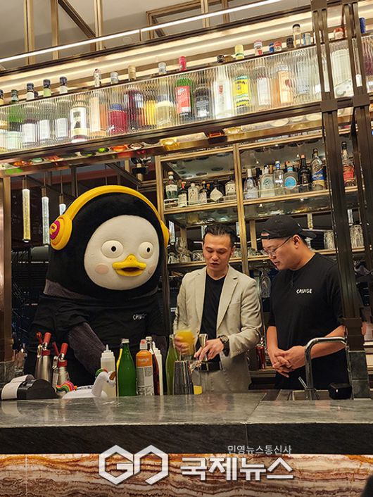 펭수가 ‘크루즈 레스토랑 & 바(Cruise Restaurant & Bar)’에서 바텐더 체험을 하고 있다 [사진제공=홍콩관광청]