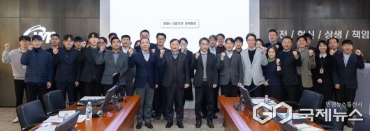 한국서부발전은 14일 충남 태안 본사에서 ‘재생에너지 사업 추진 방향 토론회’를 개최했다. 사진은 이날 토론회에 참석한 이정복 서부발전 사장(가운데)과 주요 경영진, 직원들의 기념촬영 모습. /한국서부발전