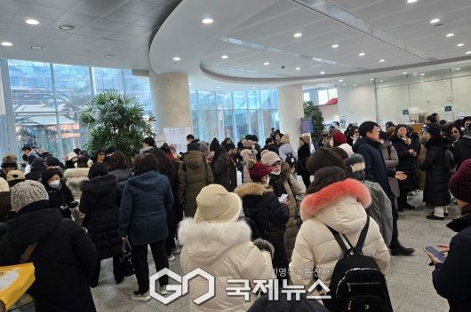 ▲국민의힘 초·재선 국회의원들로 구성된 '대안과 미래'가 14일 오전 국회 소통관에서 한동훈 전 대표에 대한 윤리위 제명 징계 결정에 대해 재고할 것을 지도부에 강혁히 촉구하는 기자회견이 진행되는 가운데 국민의힘 지지자와 한동훈 전 대표 지지자들이 제명 결정에 대해 철회를 요구한 후 한동훈 전 대표 기자회견을 기다리고 있다./사진=이용우 기자