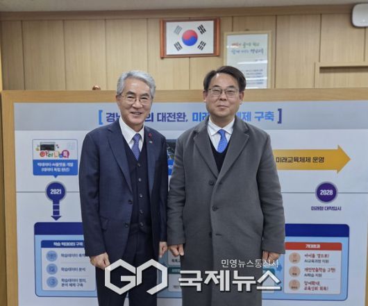 박종훈 경남교육감(좌쯕).박대조 국가AI자문위원이 간담회를 마치고 함께 포즈를 취하고 있다.