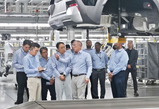 현대차그룹 정의선 회장이 기아 인도 아난타푸르공장 임직원들과 함께 생산 라인을 점검하고 있다.