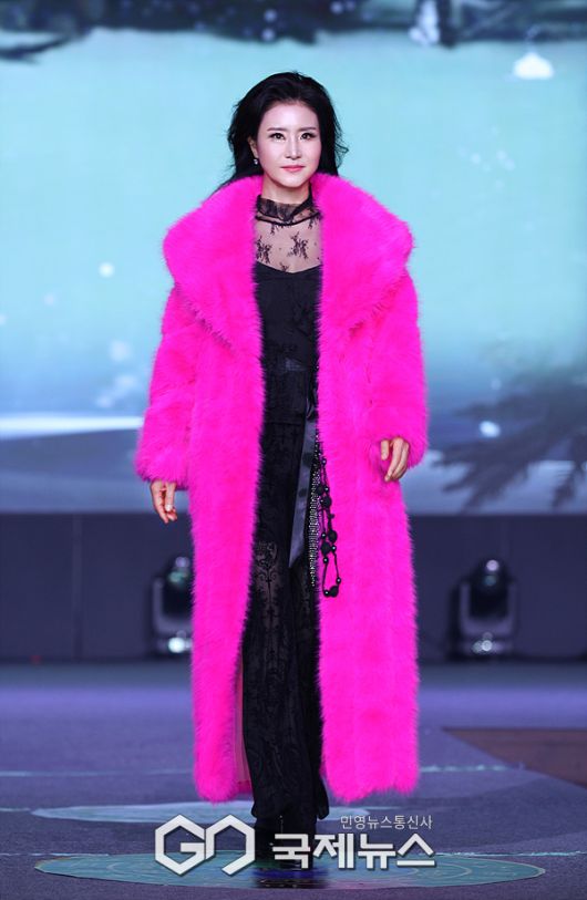 ▲ 글로벌최강예술명인대상 수상자 시니어 모델 김명희 / ⓒ이대웅 기자