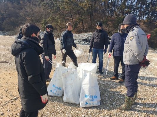 화성특례시가 14일 국화도에서 민관합동 해양방제활동을 하고 있다