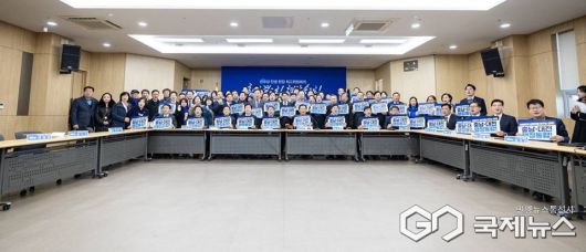 14일 충남 서산에서 열린 더불어민주당 최고위 회의 참석자들이 '대전-충남 행정통합'이란 문구가 적힌 소형 피켓을 들고 기념촬영을 하고 있다. /더불어민주당 서산태안지역위