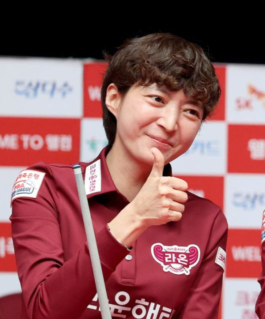 13일 열린 PBA팀리그 와일드카드 결정전 1,2차전에서 스롱 피아비를 연파하며 팀승리를 이끈 임정숙. 승리후 팬들에게 엄지척 세레머니를 하고 있다/@PBA