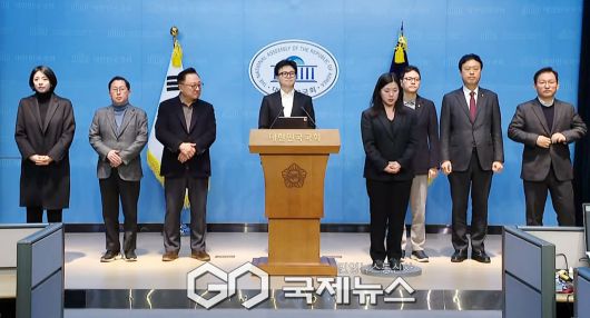 ▲한동훈 전 국민의힘 대표는 14일 오후 국회 소통관에서 국민의힘 의원들과 함께 윤리위원회 징계 결정에 대한 입장을 밝히는 기자회견을 하고 있다./사진=이용우 기자