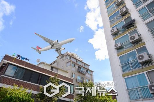 양천구, 공항소음피해지역 주택 위로 지나가는 항공기 모습 [사진제공=양천구청]