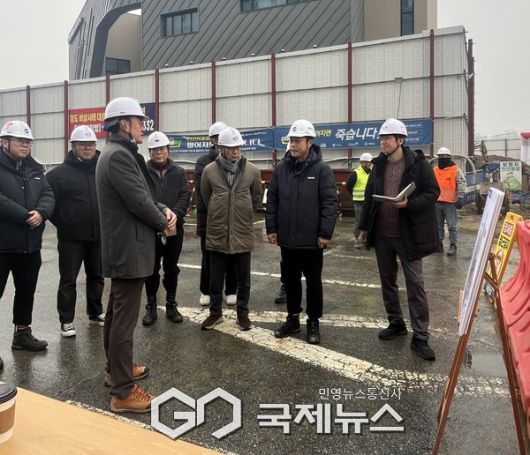 이경열 천안시 도시주택국장이 15일 천안역세권 혁신지구 재생사업 등 도시재생 주요 사업장을 점검하고 있다.(사진/천안시 제공)