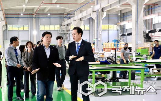 이상일 용인특례시장(가운데)은 15일(현지시각) 다낭 하이테크파크에 입주한 한국 기업인 KP Aerospace Vietnam을 방문해 항공우주 부품 생산시설을 둘러보며 관계자들을 격려했다(사진=용인시)