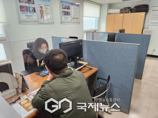 금연상담 받는 주민 모습. 구로구보건소 금연클리닉실에서 주말 프로그램인 ‘토요 열린보건소’에 참여한 주민이 금연상담을 받고 있다. [사진제공=구로구청]