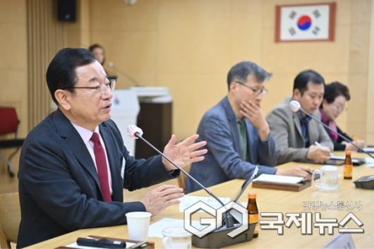 15일 개최된 하남시 공약이행평가단 회의 중 이현재 하남시장이 민선 8기 공약사업 추진 현황을 설명하고 있다.(사진=하남시)