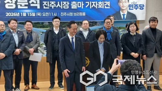 장문석 변호사가 진주시장 출마 기자회견장에서 배우자를 소개하고 있다 사진/구정욱 기자