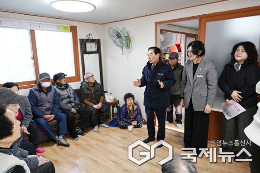 (사진제공/창녕군) 성낙인 군수가 남지읍 신남경로당을 방문해 동절기 특별 시설점검을 실시하고 있다..