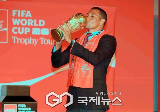 지우베르투 시우바 전 브라질 국가대표가 16일 CGV 용산아리파크몰에서 열린 FIFA 월드컵 트로피 투어 미디어 공개 행사에서 2022 한일 월드컵 우승 세리머니을 재연하고 있다(사진=김병용 기자)