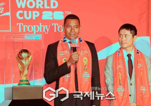 2022 한일월드컵에서 우승 트로피를 들어 올린 경험이 있는 지우베르트 시우바 전 브라질축구국가대표가 16일 CGV 용산아리파크몰에서 열린 FIFA 월드컵 트로피 투어 미디어 공개 행사에서 인터뷰에 응하고 있다(사진=김병용 기자)