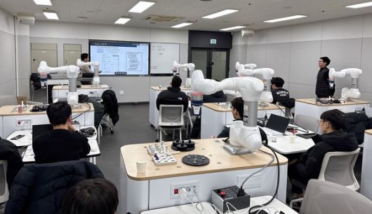 (사진/안산시) 로봇직업교육센터에서 협동로봇을 활용한 조립 공정 자동화 교육을 진행하고 있다.