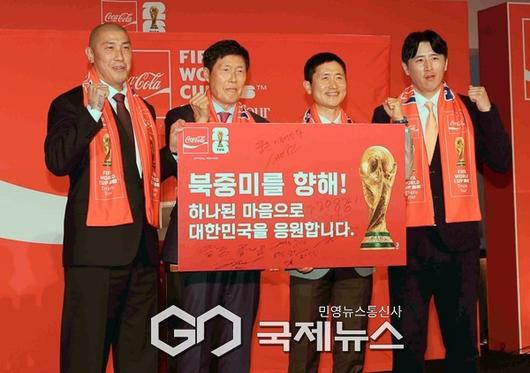 16일 CGV 용산아리파크몰에서 열린 FIFA 월드컵 트로피 투어 미디어 공개 행사에 참석한 차범근 전 축구대표팀 감독, 차두리 화성FC 감독, 이영표 축구해설위원, 구자철 레드맨골드풋볼 아시아 스포츠 디렉터 등 한국축구 레전드들이 한국대표팀에 대한 자필 응원이 담긴 보드판을 들고 기념 촬영에 임하고 있다(사진=김병용 기자)