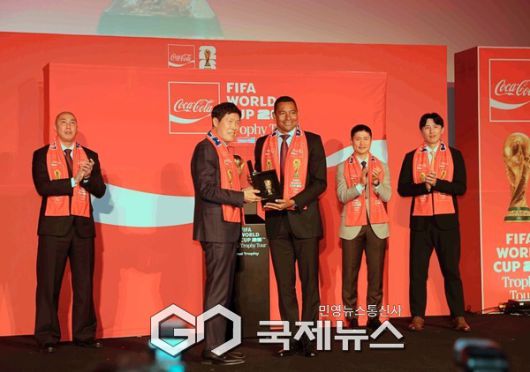 차두리 전 한국대표팀 감독이 16일 CGV 용산아리파크몰에서 열린 FIFA 월드컵 트로피 투어 미디어 공개 행사에서 FIFA 지우베르투 시우바 홍보대사에게 트로피 레플리카 증정식 후 기념 촬영하고 있다(사진=김병용 기자)