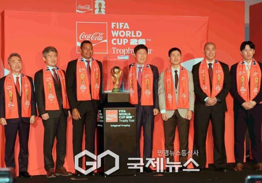 16일 CGV 용산아리파크몰에서 열린 FIFA 월드컵 트로피 투어 미디어 공개 행사에 참석한 지우베르투 시우바 전 브라질 국가대표, 차범근 전 축구대표팀 감독, 차두리 화성FC 감독, 이영표 축구해설위원, 구자철 레드맨골드풋볼 아시아 스포츠 디렉터, 이준엽 한국 코카-콜라 대표, 김승희 대한축구협회 전무가 기념 촬영에 임하고 있다(사진=김병용 기자)