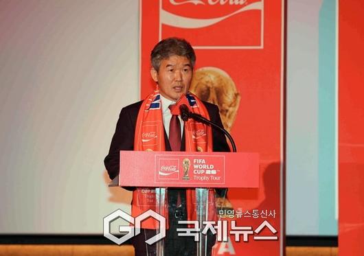 대한축구협회 김승희 전무가 16일 CGV 용산아리파크몰에서 열린 FIFA 월드컵 트로피 투어 미디어 공개 행사에 축사를 하고 있다(사진=김병용 기자)