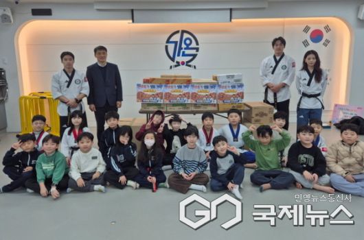 동백1동 국가대표가온태권도장’ 라면 기탁(사진=용인시)