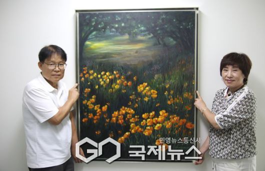 덕원기업에 작품 '기다림'을 기증  [사진/ 김서중 기자]
