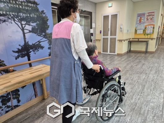 구립양천어르신요양센터에서 어르신 돌봄 중인 요양보호사 모습 [사진제공=양천구청]