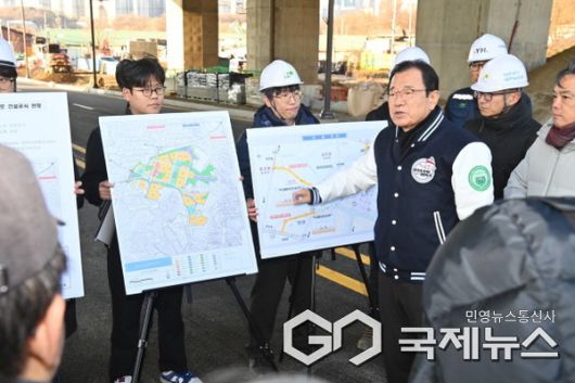 이현재 하남시장이 지난 2025년 12월 하남감일 공공주택지구와 동남로를 잇는 ‘방아다리길 연결도로’에 대해 개통 전 최종 현장점검을 하고 있다.(사진=하남시)