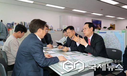 송인헌(오른쪽) 군수가 오창~괴산 고속도로 반영을 건의하고 있는 모습.(제공=괴산군청)