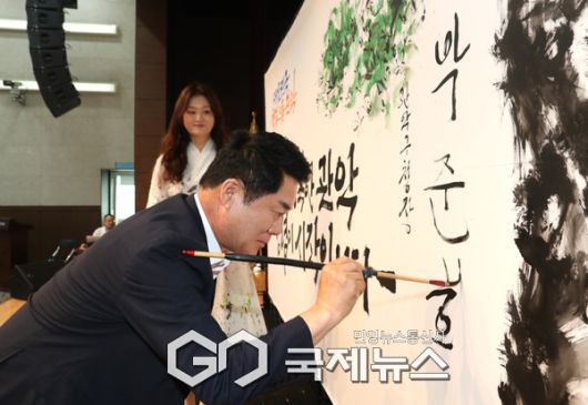 청렴 캘리그라피 작품에 이름을 적는 박준희 관악구청장 [사진제공=관악구청]