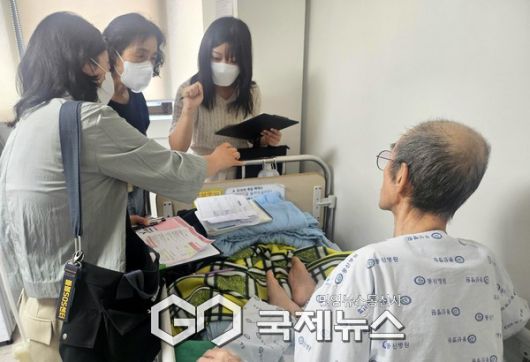 서대문구가 보건복지부의 ‘통합돌봄’ 본사업 시행을 앞두고 특화사업으로 추진한 ‘퇴원환자 안심이동 서비스’ 모습 [사진제공=서대문구청]