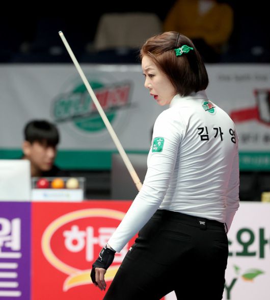 하나카드 '여제' 김가영. 파이널 1차전에서 하루 2승을 쓸어 담으며 포스트시즌 성적을 9승 5패로 끌어올렸다./@PBA