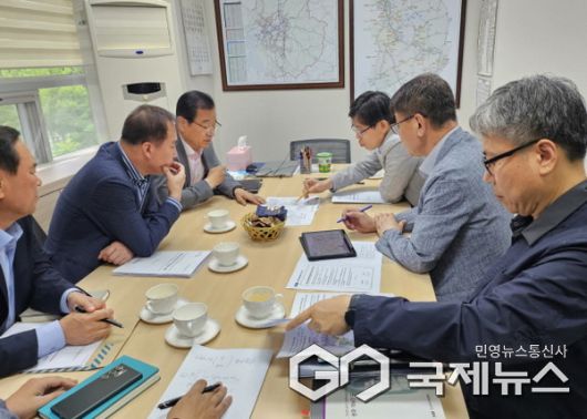 이현재 하남시장이 지난 2024년 5월 경기도 철도항만물류국장을 만나 경기도가 진행 중인 ‘송파하남선 광역철도 타당성 평가 및 기본계획 수립용역’에 가칭 신덕풍역을 하남드림휴게소와 수직 환승연계할 수 있는 위치로 반영해달라고 건의하고 있다.(사진=하남시)