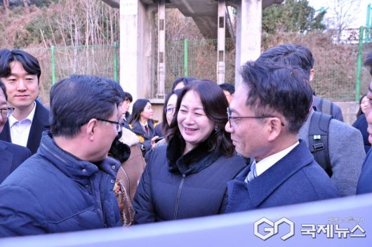 김성환 장관의 질문에 부평구의회 허정미 의원이 답변하고 있다.ⓒ국제뉴스