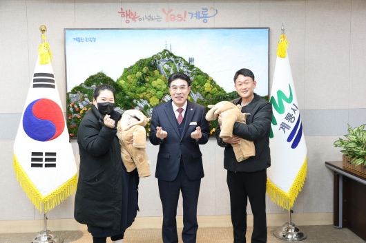 출생의 기쁨을 나누는 이응우 시장과 탄생 아기 (게룡시)