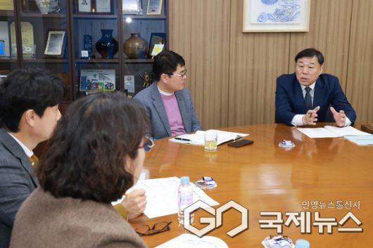 (사진제공=동구) 김종훈 동구청장이 19일 구청장실에서 기획예산실과 경제정책국을 시작으로 2026년도 주요업무계획 보고회를 하고 있다.