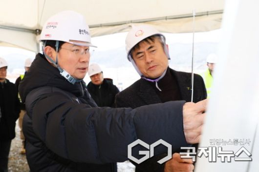 이상일 용인특례시장이 19일 처인구 이동읍에 있는 제2용인테크노밸리 현장을 점검하고 있다.(사진=용인시)