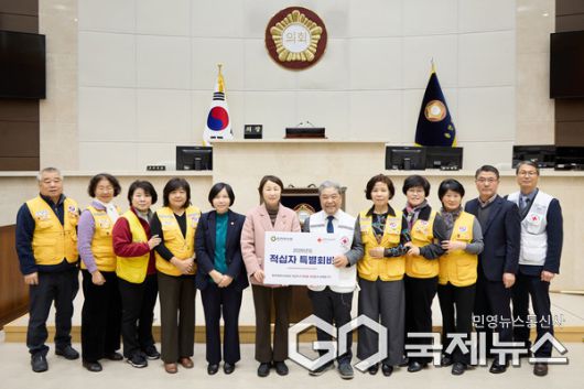 유진선 의장이 이재정 대한적십자 경기도지사 회장에게 2026년도 적십자 특별회비를 전달했다.(사진=용인시의회)