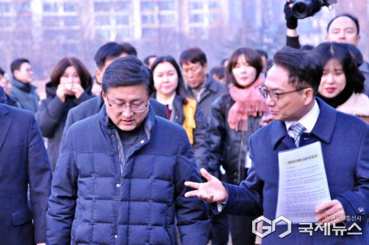 굴포천 현장점검에서 박선원 의원이 김성환 장관에게 현안을 설명하고 있다.ⓒ국제뉴스