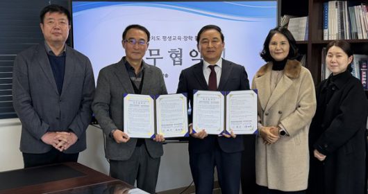 이현웅 전북평생교육장학진흥원 원장과 김태권 복지TV전북방송 사장이 평생교육·장학 활성화를 위한 업무협약 후 기념촬영을 하고 있다.(사진=장범진 기자)