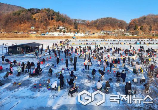 안성시 죽산면 두메저수지에서 열린 ‘2026년 웰컴투 동막골 빙어축제’에서 방문객들이 얼음 위에서 빙어낚시를 즐기고 있다. 사진/안성소방서