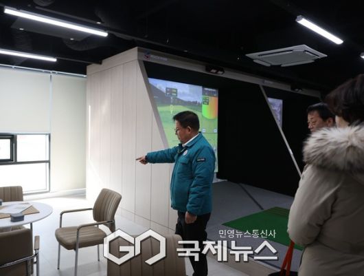 할카페 조성 현장을 둘러보고 있는 박강수 마포구청장 [사진제공=마포구청]