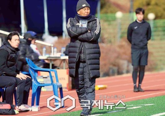 중앙대 오해종 감독이 20일 김천대학교 인조구장에서 열린 ‘스포츠 중심도시 김천 제22회 1,2학년대학축구대회’ 단국대와 준결승전을 지켜보고 있다(사진=김병용 기자)