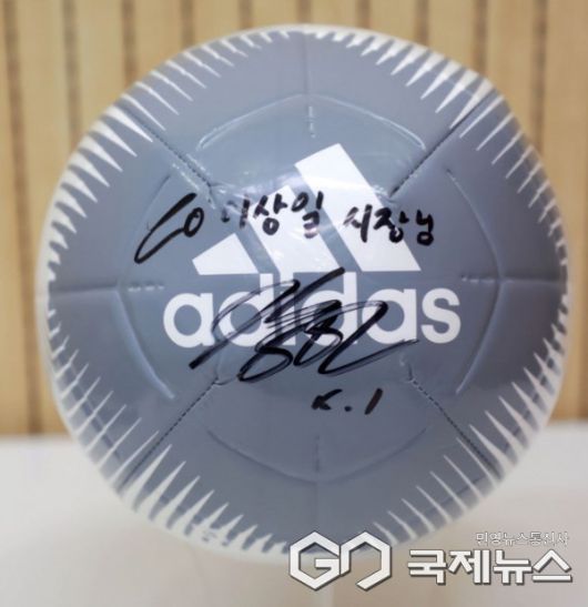대한민국 남자 축구국가대표 이강인 선수가 이상일 용인특례시장에게 보낸 사인볼(사진=용인시)