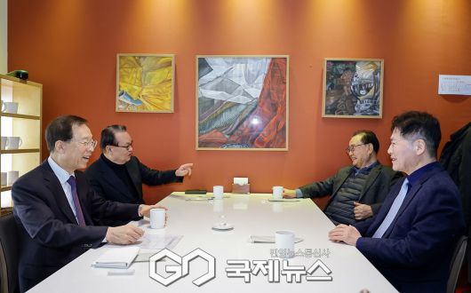 ▲이석연 대통령직속 국민통합위원장은 21일 서울 중구 한 음식점에서 인명진 갈릴리교회 원로목사, 좌승희 전 박정희대통령기념재단 이사장, 김진 전 중앙일보 논설위원 등 뷰수 진영 원로들과 오찬 간담회를 하고 있다.