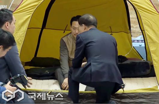 ▲이석연 대통령직속 국민통합위원장은 21일 오후 국회 로텐더홀에서 단식투쟁을 하고 있는 장동혁 국민의힘 대표를 잦아 안타까움을 전하고 있다./사진=이용우 기자