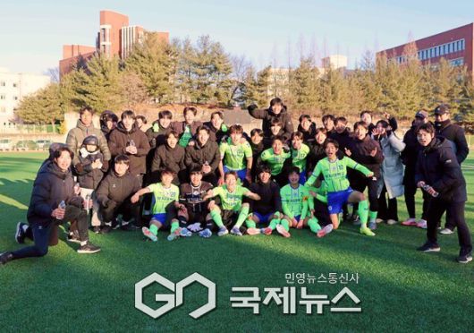 상지대 선수단이 20일 김천대학교 인조구장에서 열린 ‘스포츠 중심도시 김천 제22회 1,2학년대학축구대회’ 준결승전에서 용인대를 꺾고 결승 진출 확정 후 기념 촬영에 임하고 있다(사진=김병용 기자)