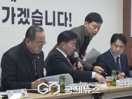 한 면민의 질문에 최재구 군수가 주민에게 설명하던중 권오택 건설과 과장으로 부터 진행 과정에 대해 설명을 듣고 있다/박의규 기자