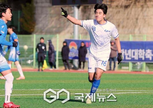 중앙대 김수민이 20일 김천대학교 인조구장에서 열린 ‘스포츠 중심도시 김천 제22회 1,2학년대학축구대회’ 단국대와 준결승전 후반 35분 멀티골을 터트리고 기뻐하고 있다(사진=김병용 기자)