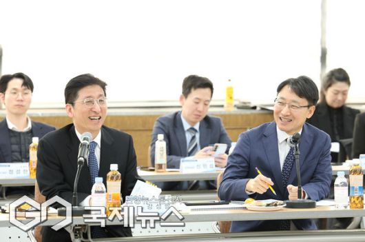 21일 오후, 김해상공회의소 대회의실에서 진행된 해외진출 수출기업 세정지원 간담회 현장(오른쪽: 강성팔 국세청장)/제공=부산국세청